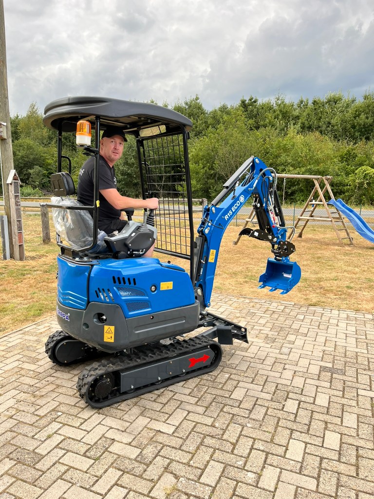 Geschäftsführer Pascal Dostert auf einem Rippa R15 ECO Minibagger